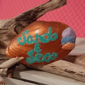 Hand-painted clam shell